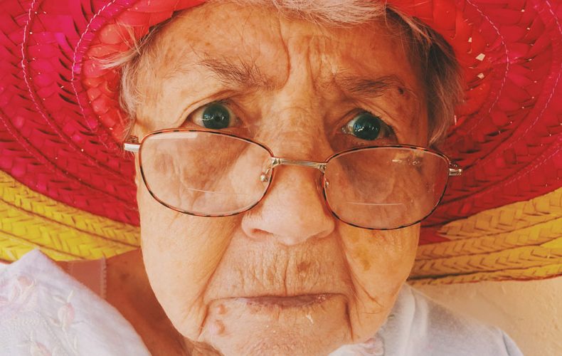 عینک آفتابی برای سالمندان